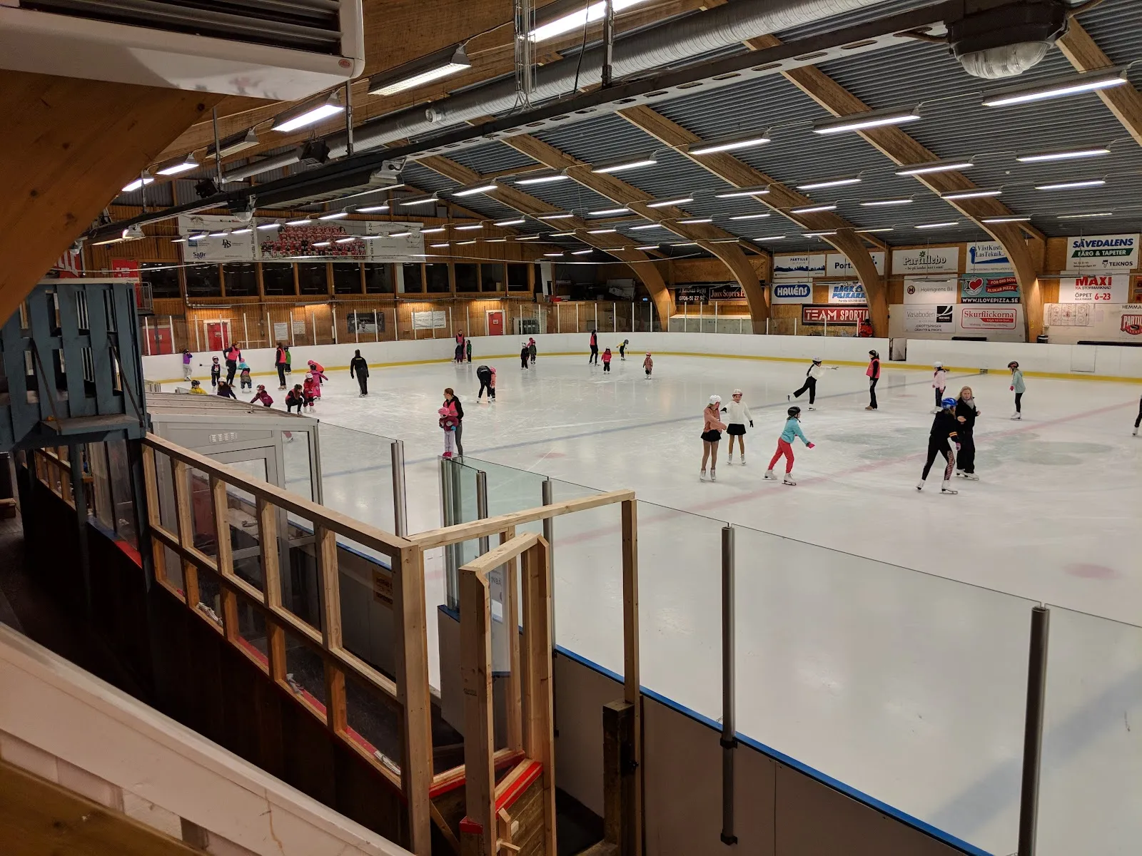 Skaters on the ice of Vallhamra ishall in Partille, seen from the stand — Vallhamra ishall