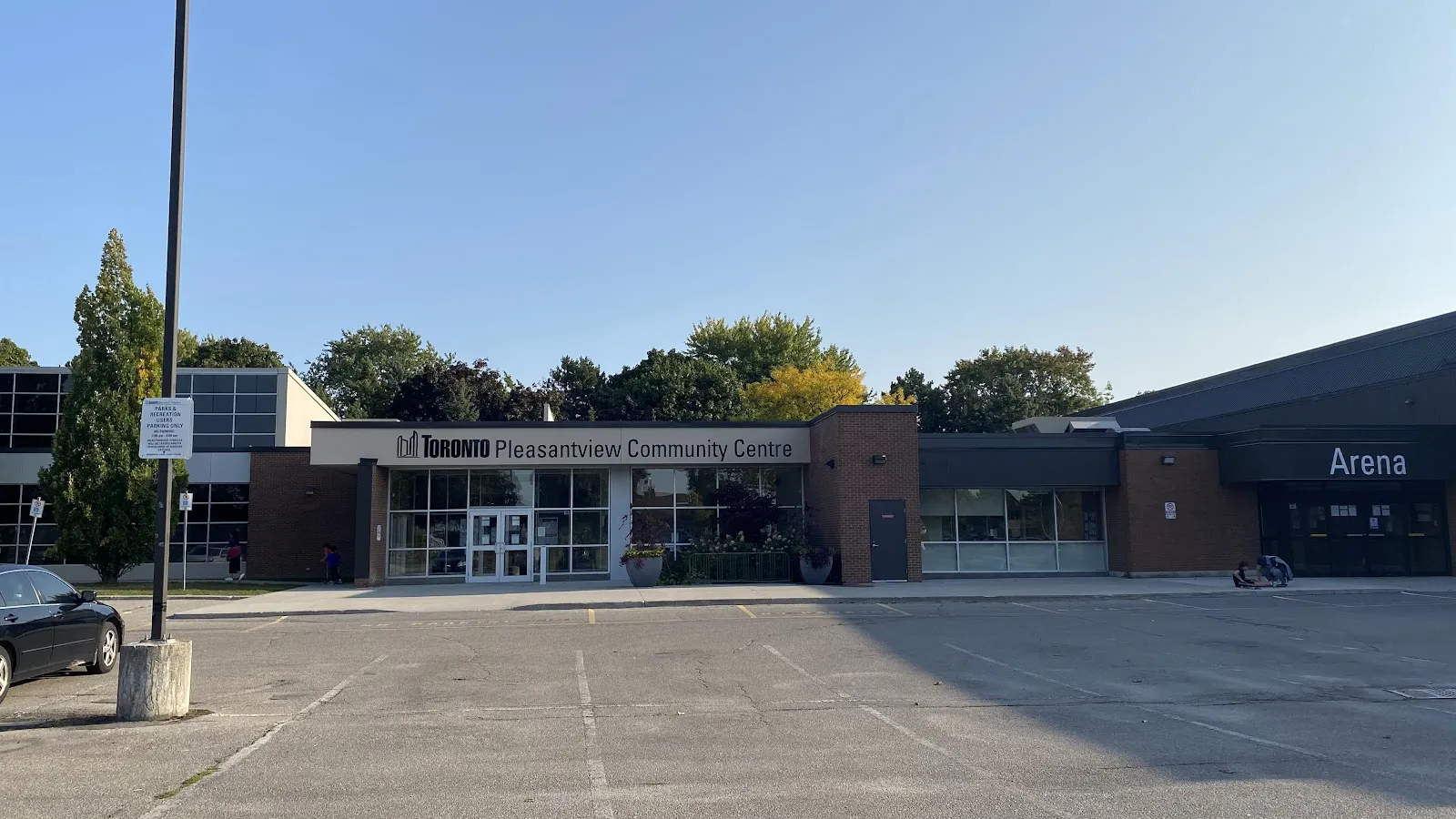 The outside of Van Horne Park (Pleasantview) Outdoor Ice Rink, in a photo from its Google Maps listing. — Van Horne Park (Pleasantview) Outdoor Ice Rink