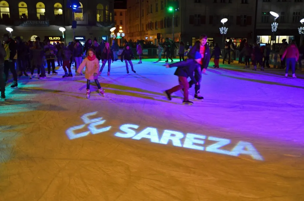 Skaters on the lit ice of the Vánoční kluziště in Ostrava's city centre — Vánoční kluziště Ostrava