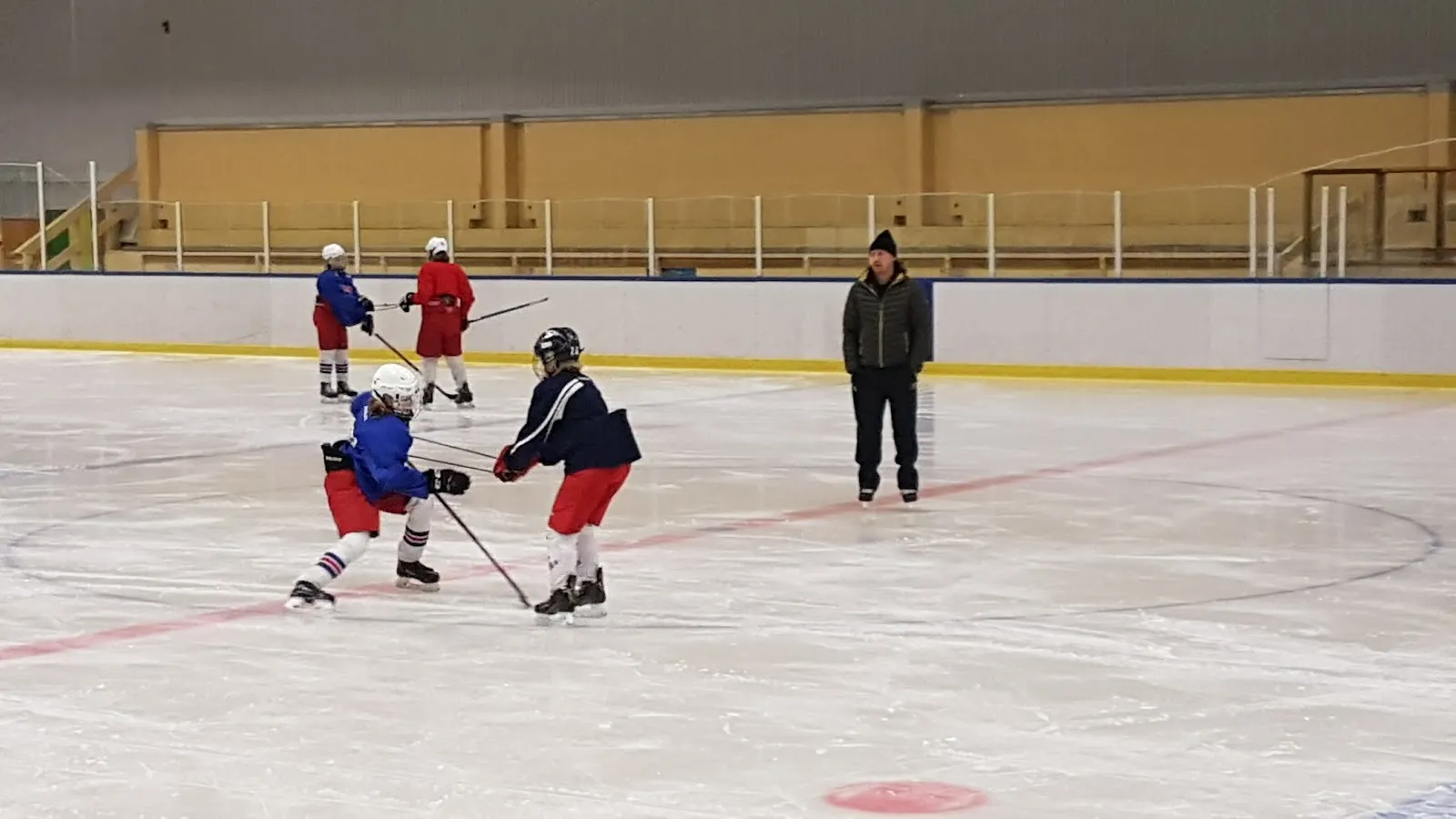 Players on the ice at Varbergs ishall (Pingvinen) — Varbergs ishall (Pingvinen)
