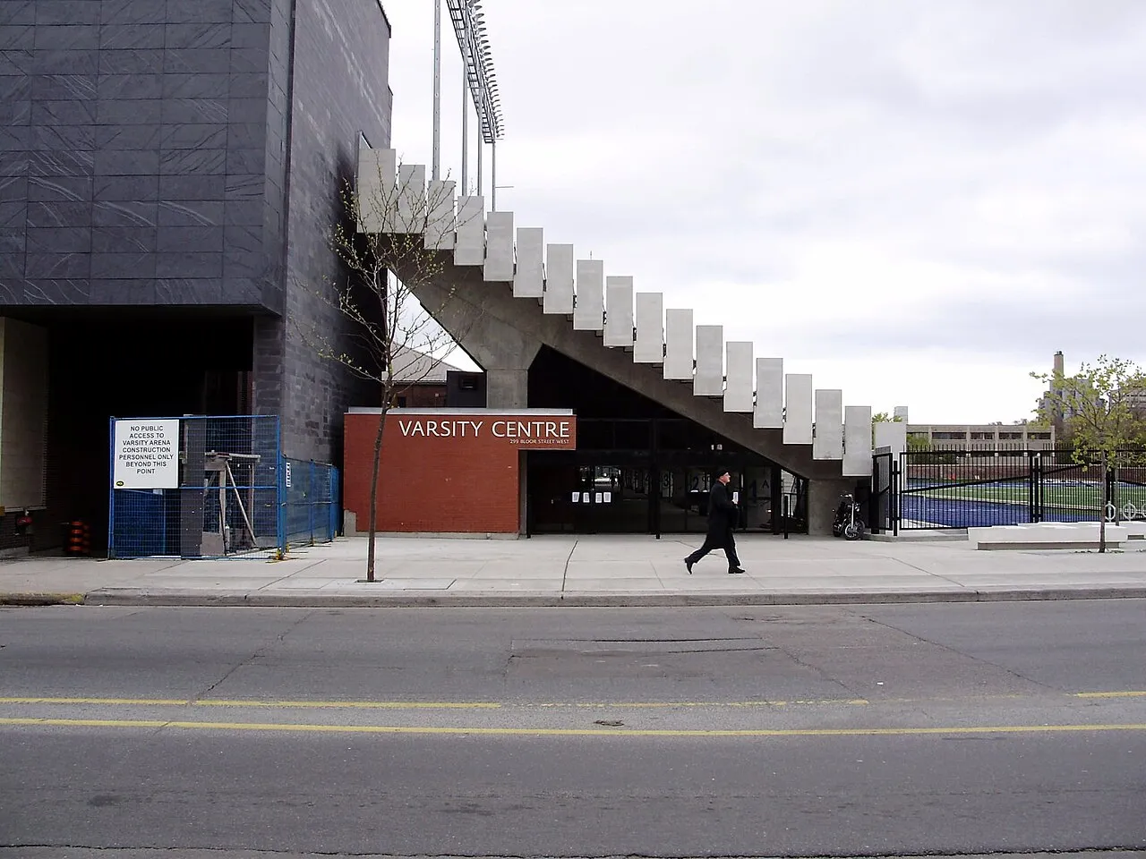 La entrada por Bloor Street del Varsity Centre, que alberga Varsity Arena — Varsity Arena