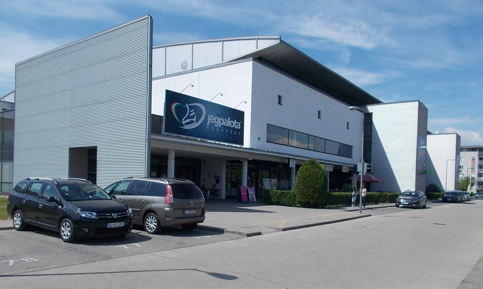 The entrance front of the Vasas Jégcentrum (Jégpalota) in Káposztásmegyer — Vasas Jégcentrum