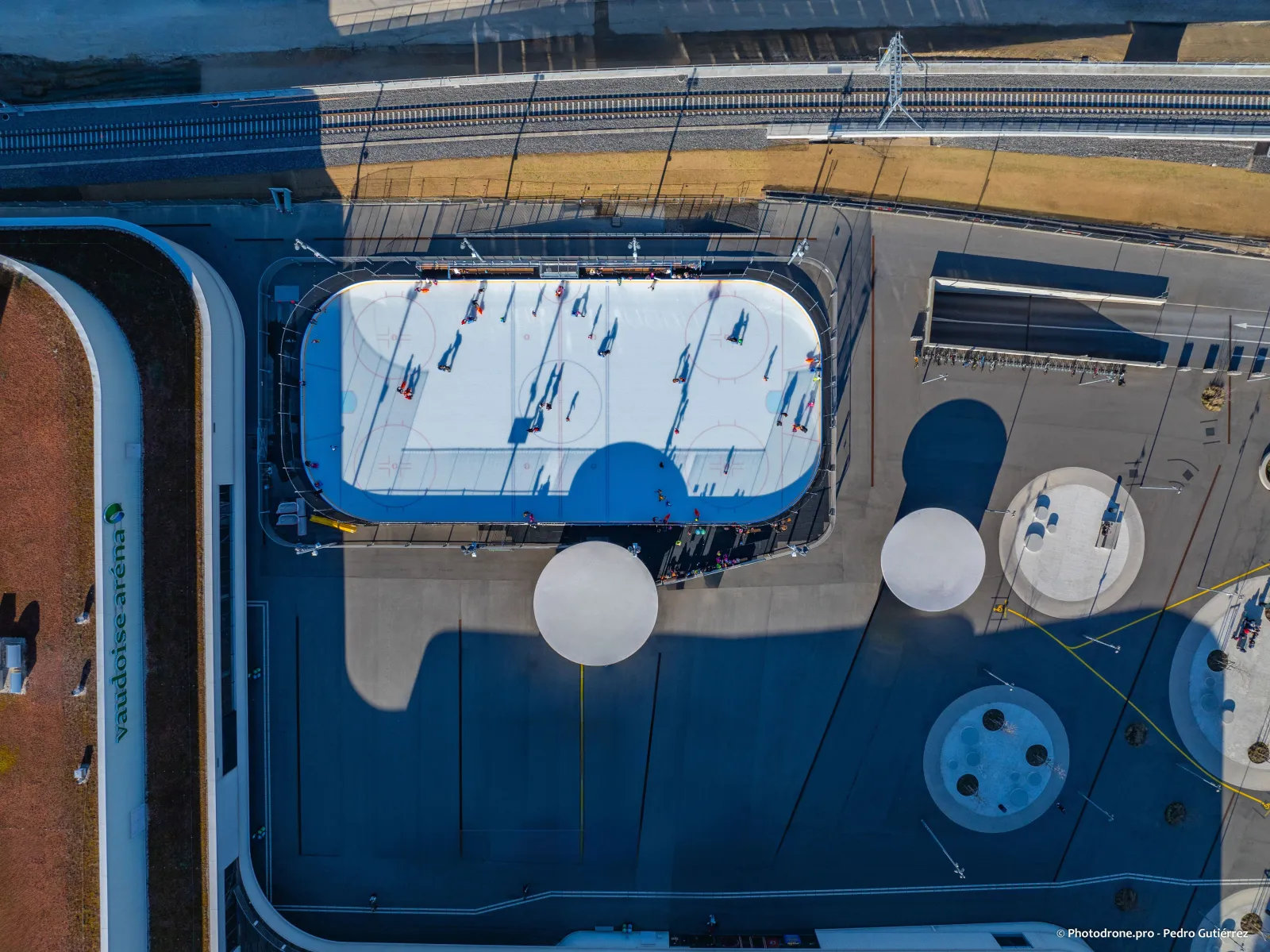 The outdoor rink of the Vaudoise aréna seen from above, beside the arena wall — Vaudoise aréna (patinoires)