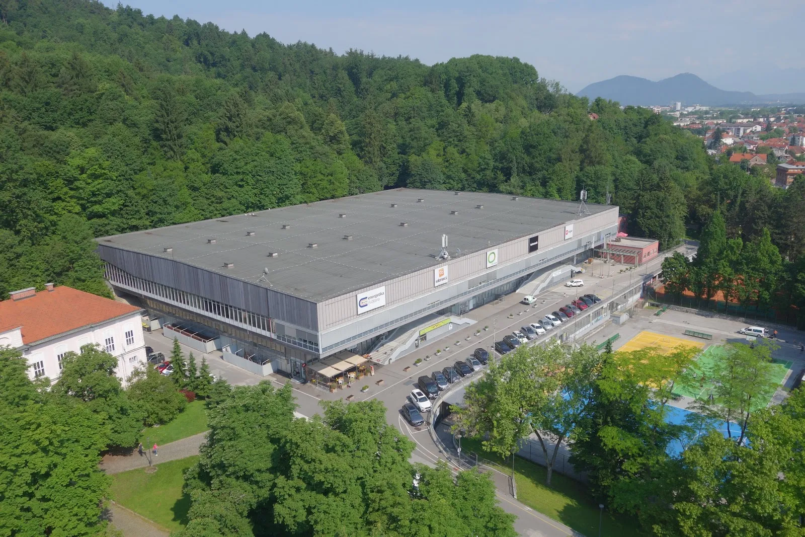 Pogled iz zraka na Halo Tivoli ob gozdnatem parku Tivoli v Ljubljani — Velika dvorana Hale Tivoli