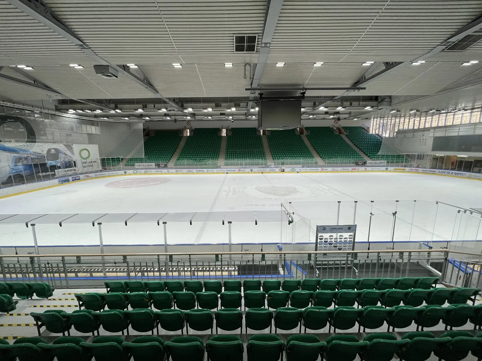 Prazna ledena ploskev in tribune velike dvorane Hale Tivoli — Velika dvorana Hale Tivoli