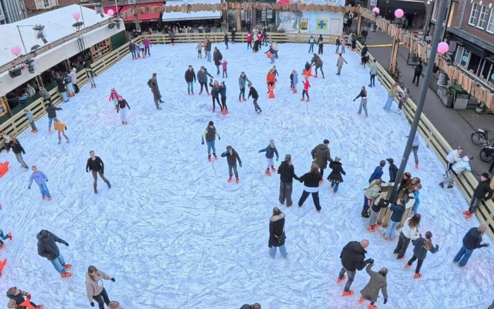 Het ijs van Venlo on Ice van bovenaf gezien, met schaatsers – Venlo on Ice