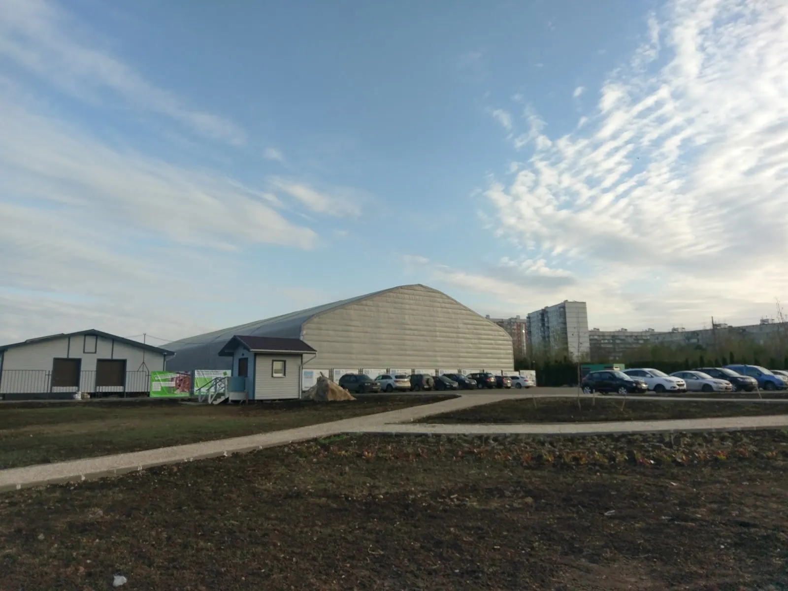 The covered ice hall of the Vershina sports complex seen from the park, Orekhovo-Borisovo, Moscow — Vershina Sports Complex Moscow