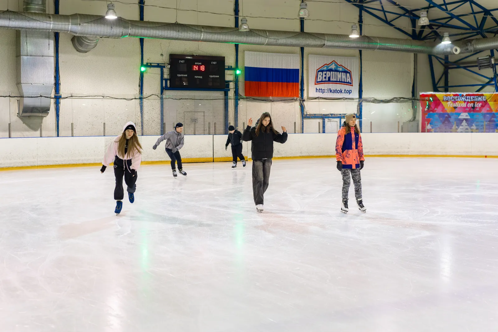 Skaters on the ice during a mass-skating session at the Vershina sports complex, Moscow — Vershina Sports Complex Moscow