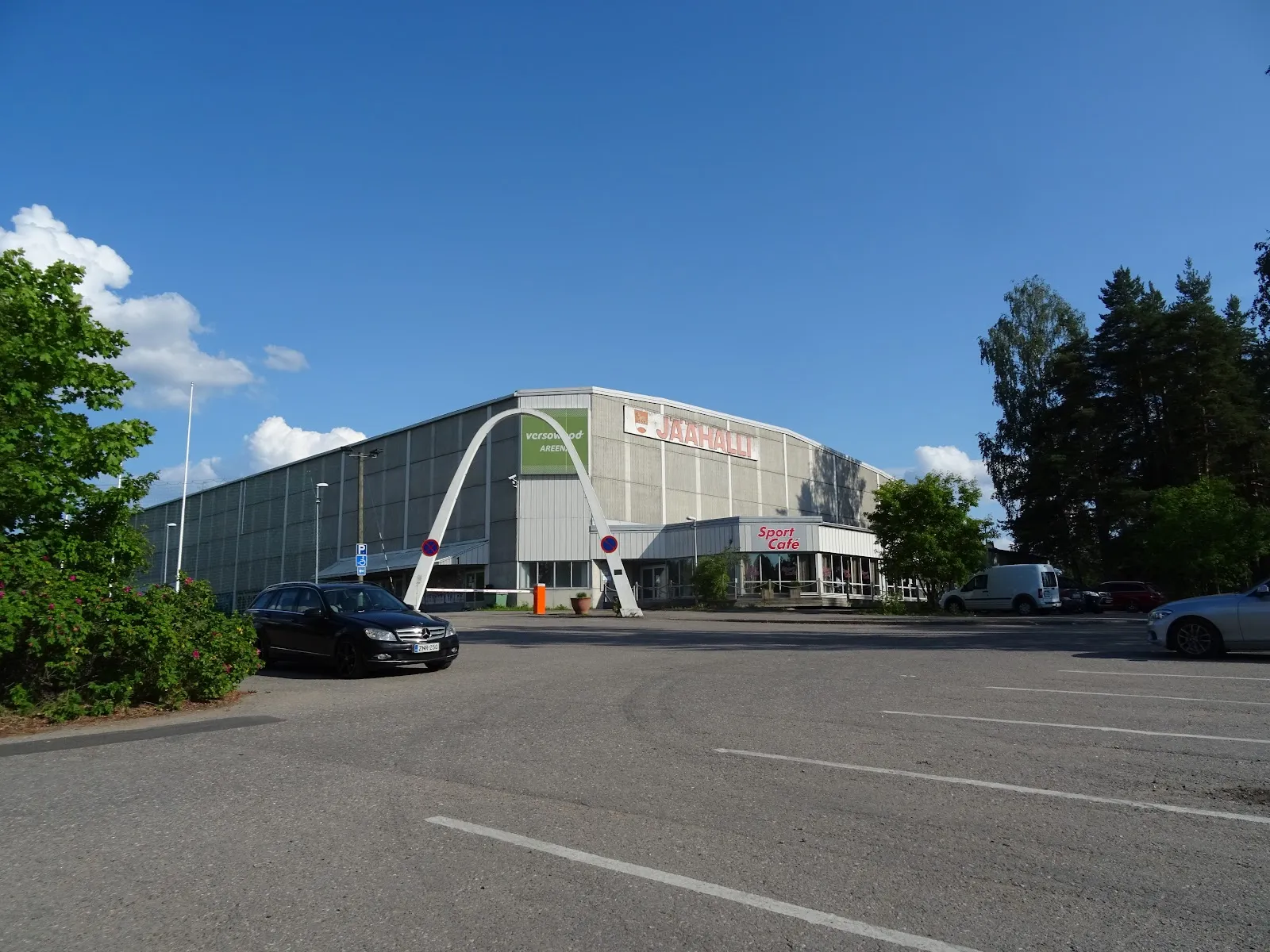 Heinolan jäähalli (Versowood Areena), hallen sedd från parkeringen – Heinolan jäähalli (Versowood Areena)