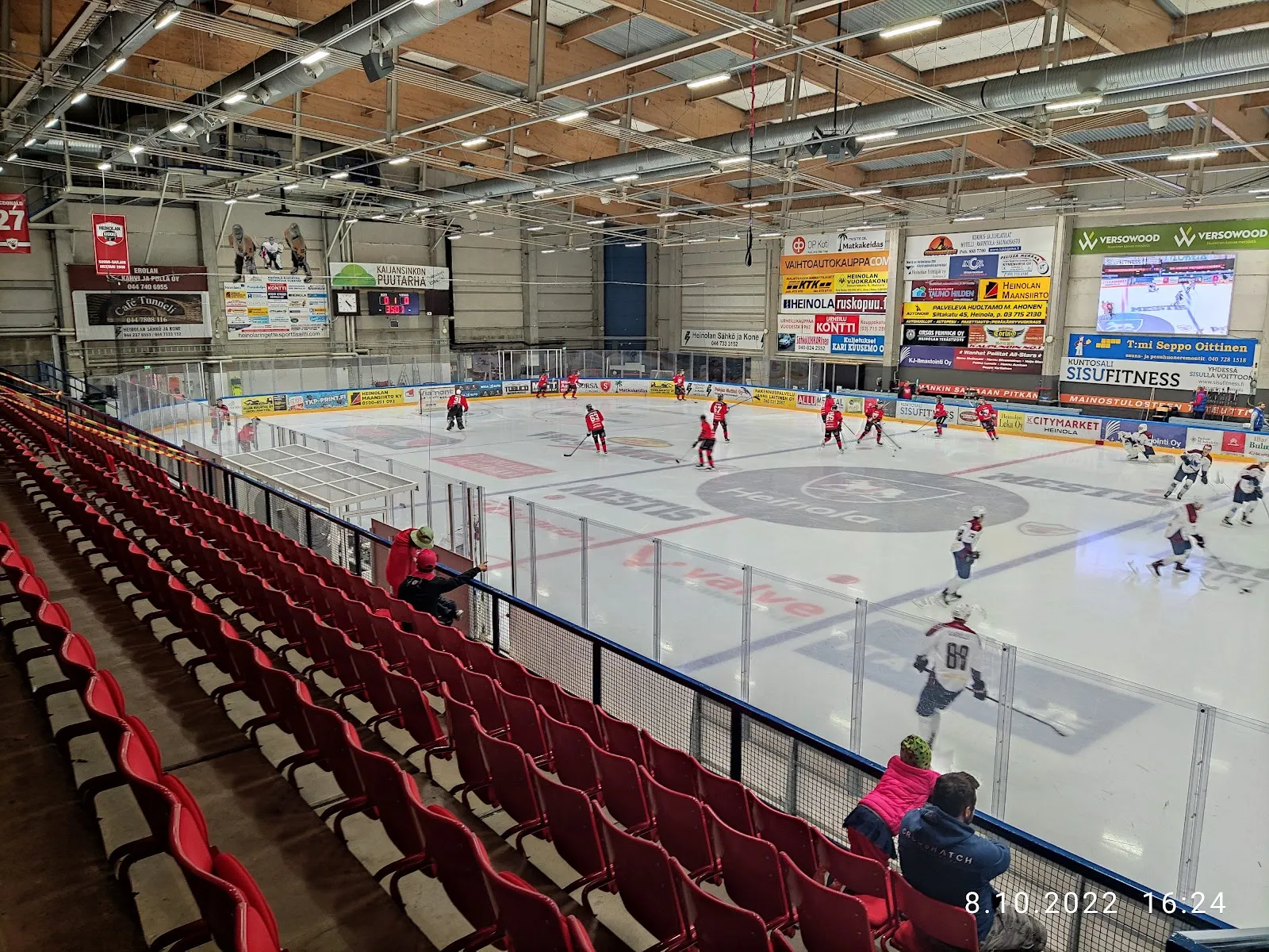 Heinolan jäähalli (Versowood Areena), rinken och läktaren under en match – Heinolan jäähalli (Versowood Areena)