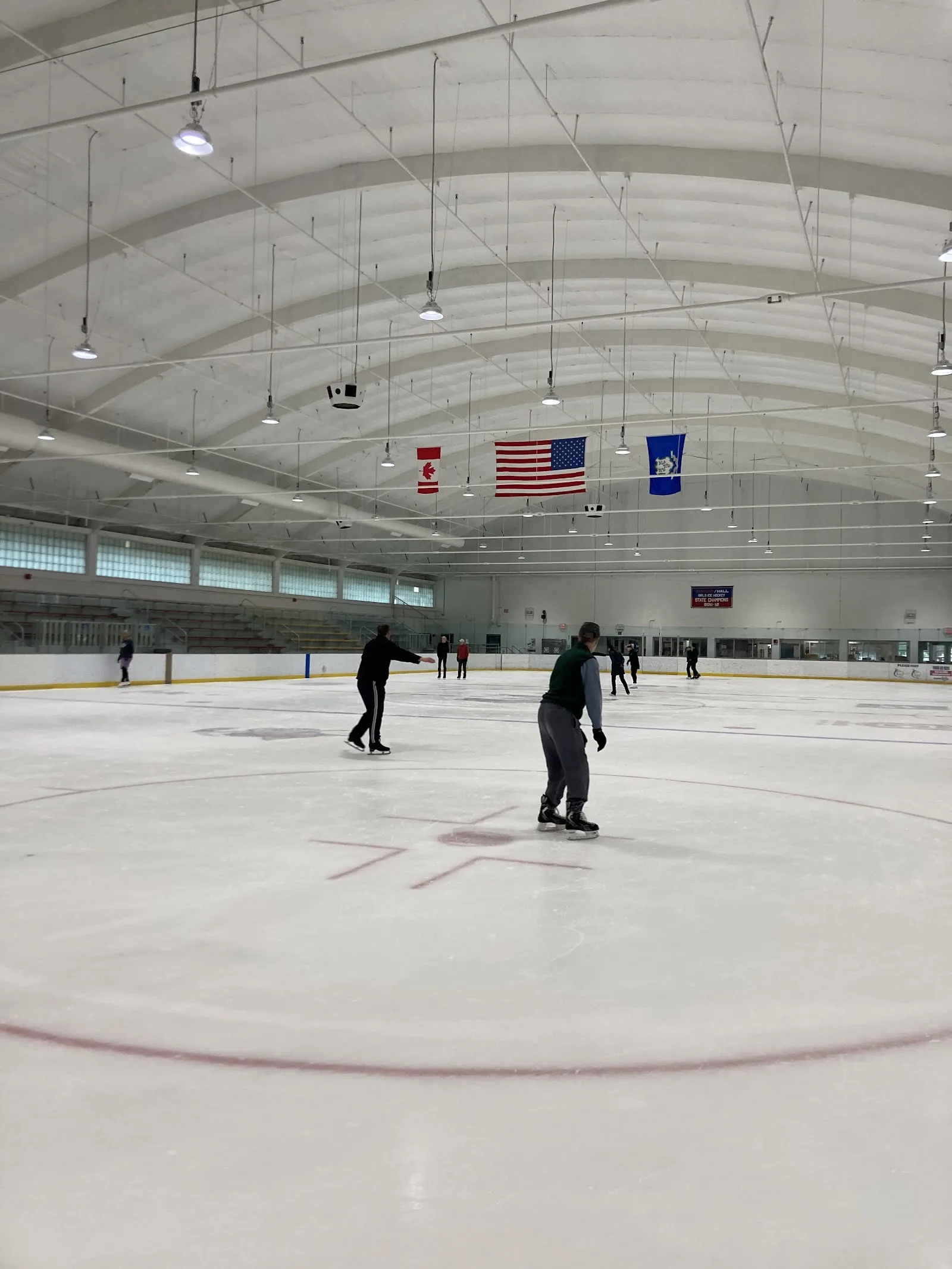 La pista de techo abovedado de Veterans Memorial, en una foto de su ficha tomada antes de la renovación de 2026. — Veterans Memorial Skating Rink (West Hartford)