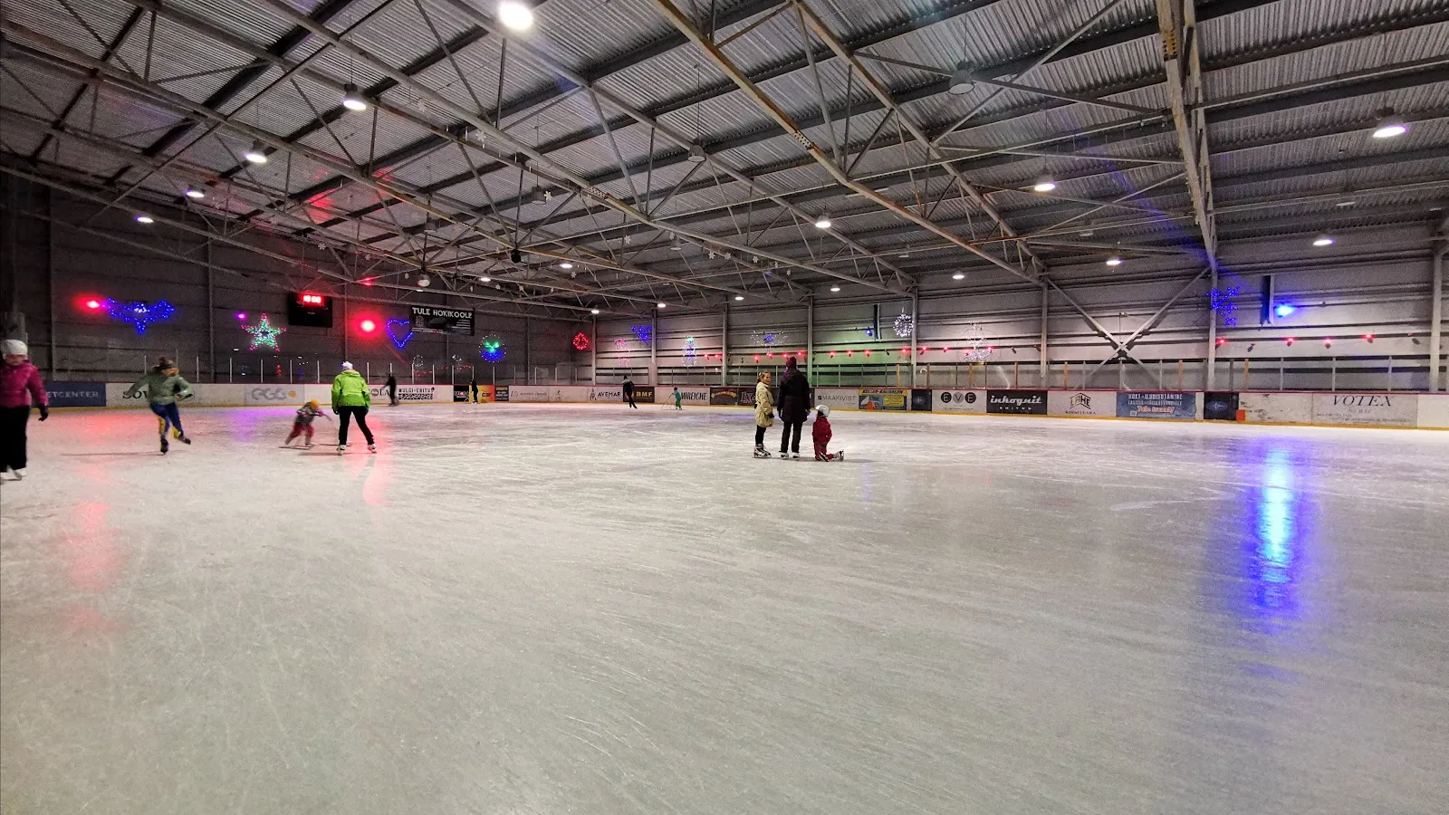 Jääväljak Viljandi Jäähallis, pikk terashall mõne uisutajaga – Viljandi Jäähall