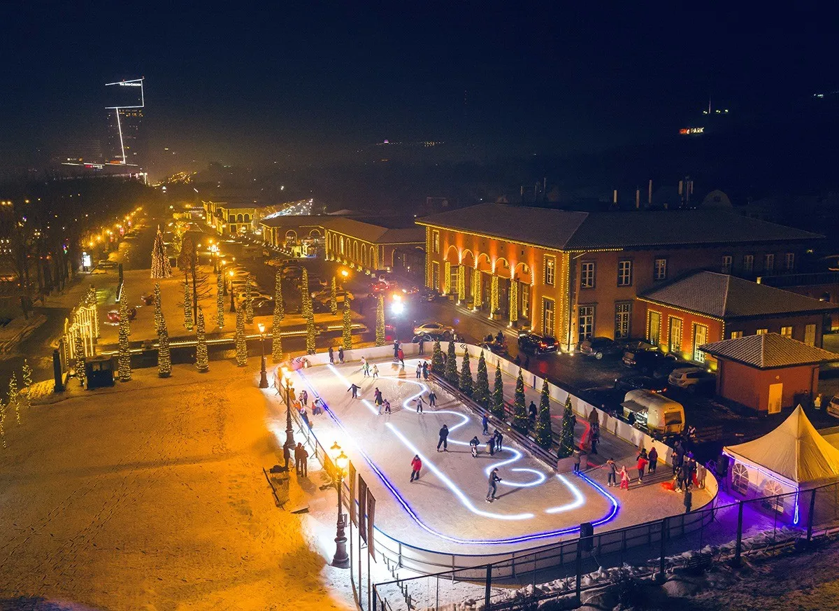 The Villa Dei Fiori rink at night, seen from above, beside the Villa boutiques and restaurants — Villa Dei Fiori Ice Rink
