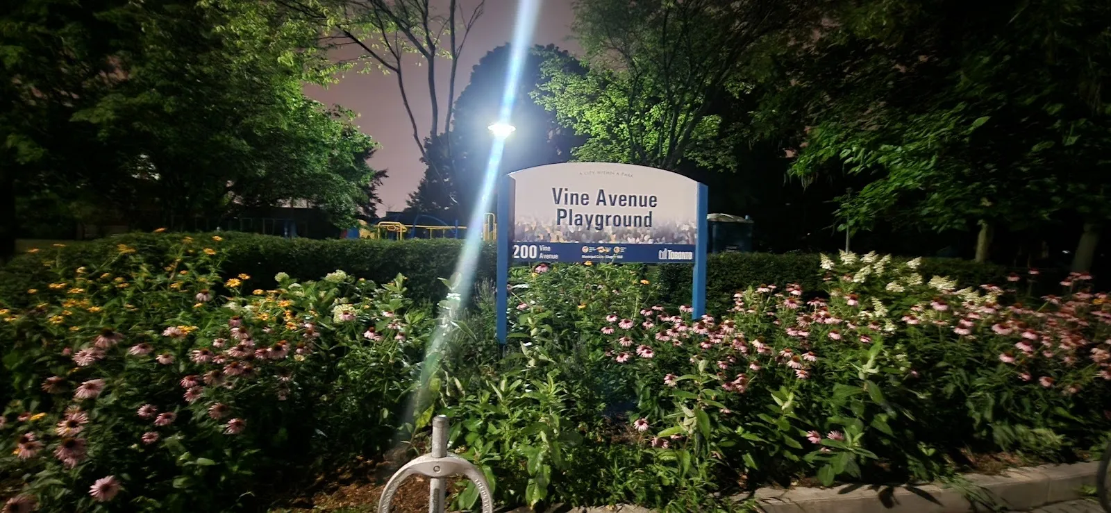 El letrero de Vine Avenue Playground, en una foto de su ficha de Google Maps. — Vine Avenue Playground Natural Ice Rink