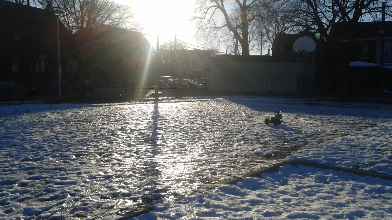 El hielo natural de Vine Avenue Playground en invierno, en una foto de su ficha de Google Maps. — Vine Avenue Playground Natural Ice Rink
