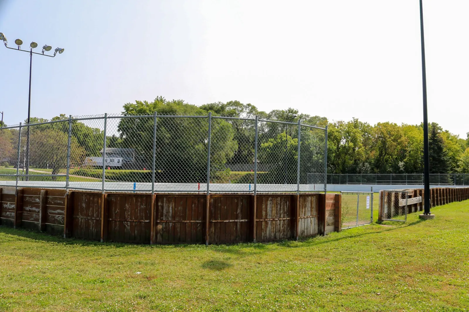 Pista al aire libre de Vista View Park (foto de la página de la Ciudad de Burnsville, tomada cuando la pista no tiene hielo) — Vista View Park Outdoor Rink