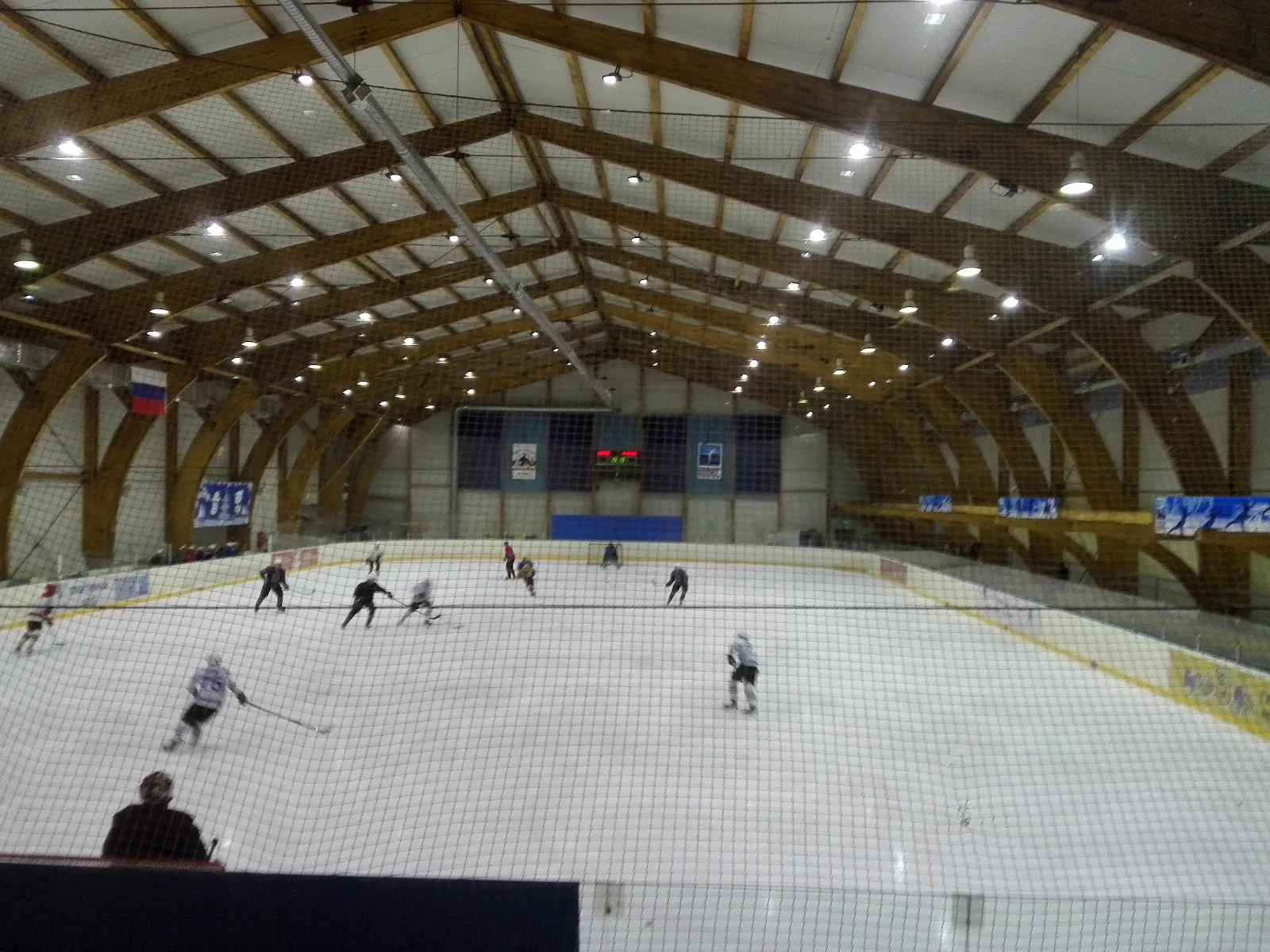 Внутри ледовой арены «Полюс» во Владивостоке, из карточки на Google Maps — Polyus Ice Arena