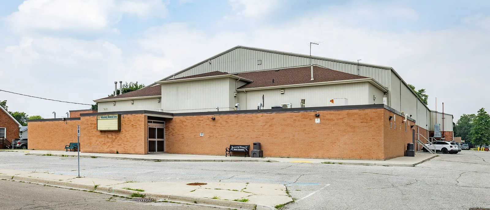 La entrada de ladrillo y el recinto de la Wallaceburg Memorial Arena. — Wallaceburg Memorial Arena
