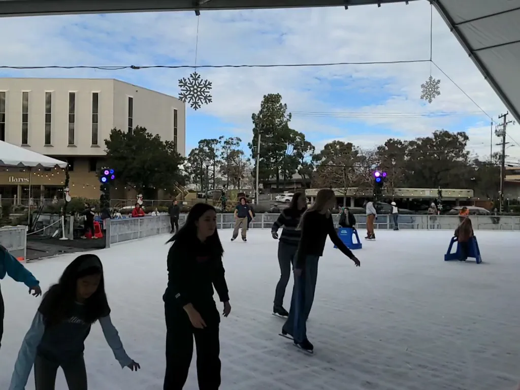 La pista Walnut Creek on Ice en Civic Park con los edificios del centro detrás (foto del listado de Google Maps) — Walnut Creek on Ice