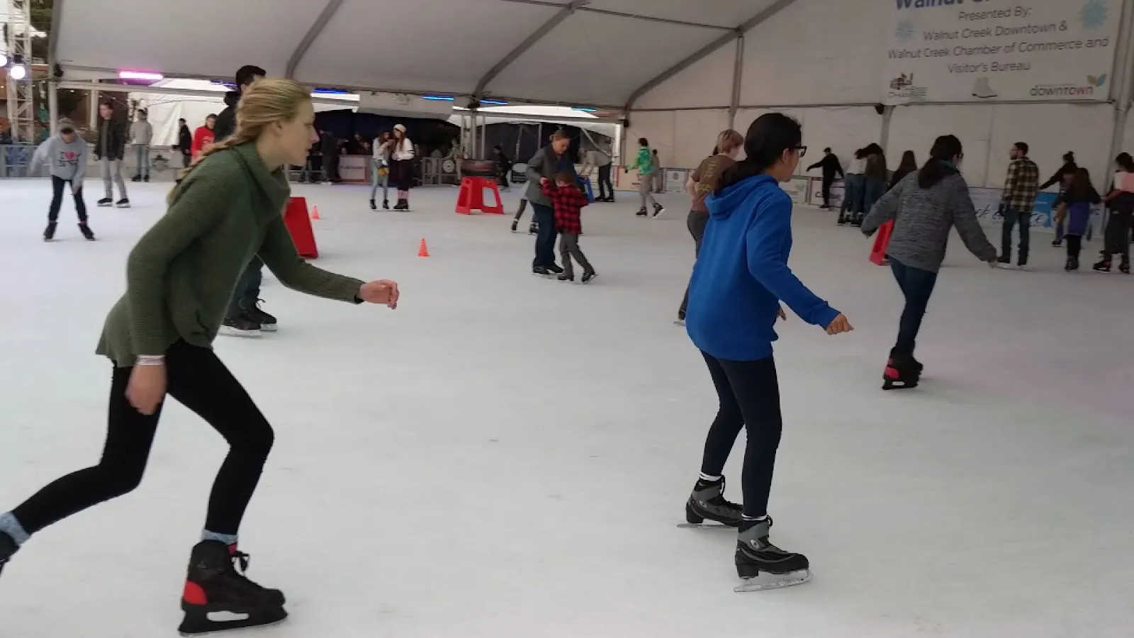 Patinadores durante una sesión pública en la pista techada Walnut Creek on Ice (foto del listado de Google Maps) — Walnut Creek on Ice