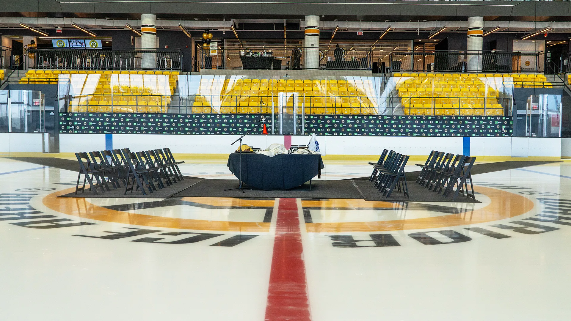 Centro de la pista decorado para un evento privado — Warrior Ice Arena