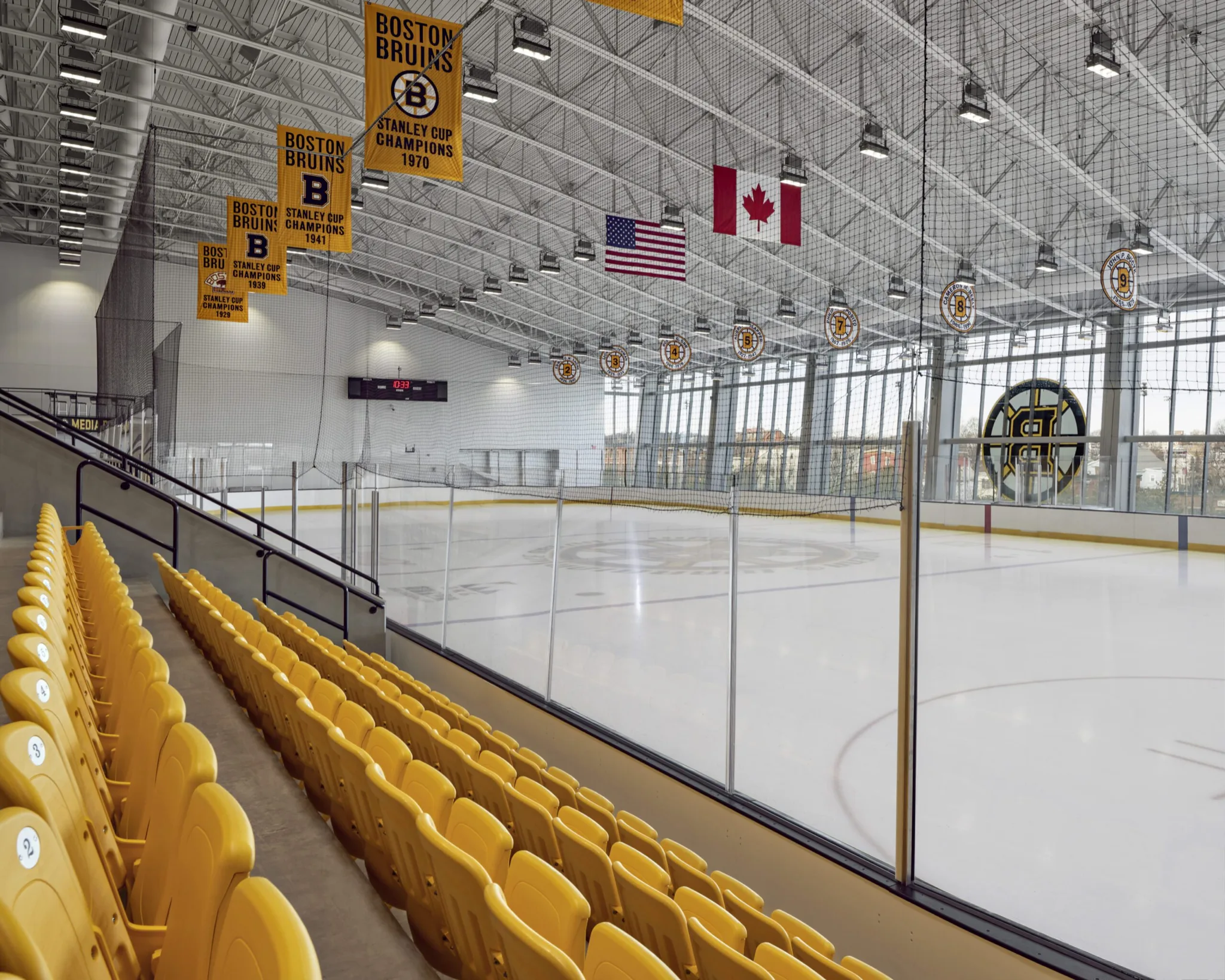Hielo vacío visto desde lo alto de los asientos amarillos para espectadores — Warrior Ice Arena