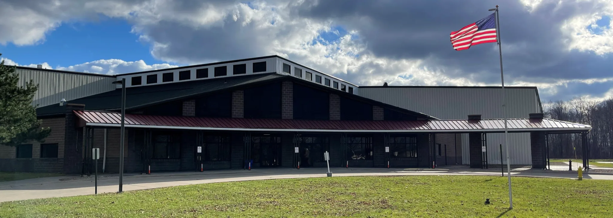 Webster Ice Arena desde el camino de acceso — Webster Ice Arena
