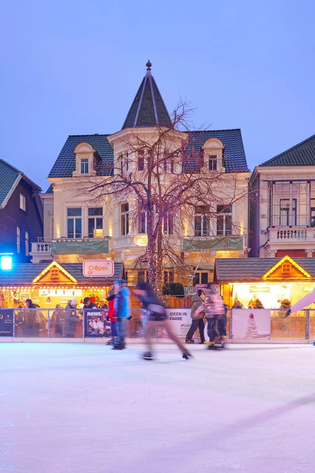 The rink on the Inowroclaw-Platz in front of the villas of the town centre. — Eisbahn Bad Oeynhausen (Inowroclaw-Platz)
