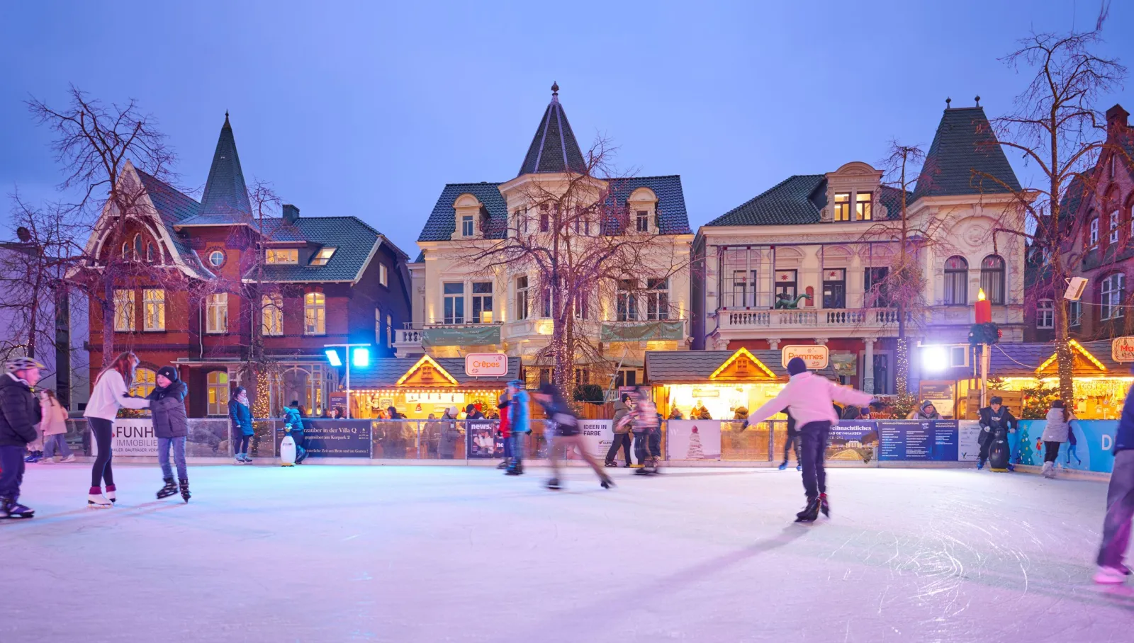 The Echteisbahn on the Inowroclaw-Platz in Bad Oeynhausen in the evening. — Eisbahn Bad Oeynhausen (Inowroclaw-Platz)