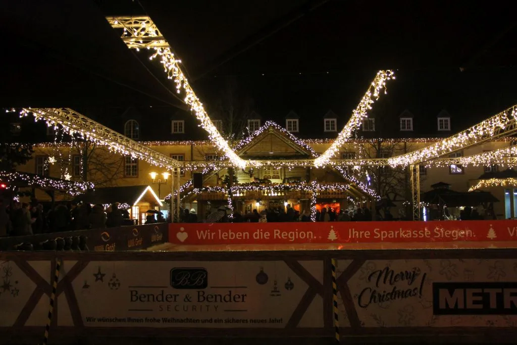 The rink at the Siegen Weihnachtsmarkt under a canopy of lights. — Eislaufbahn Weihnachtsmarkt Siegen
