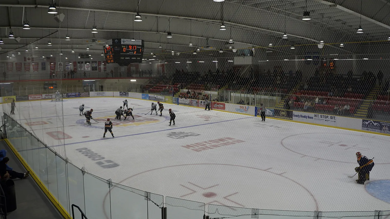 El hielo del Wellington and District Community Centre en Wellington, Ontario, durante un juego, visto desde las gradas. — Wellington and District Community Centre
