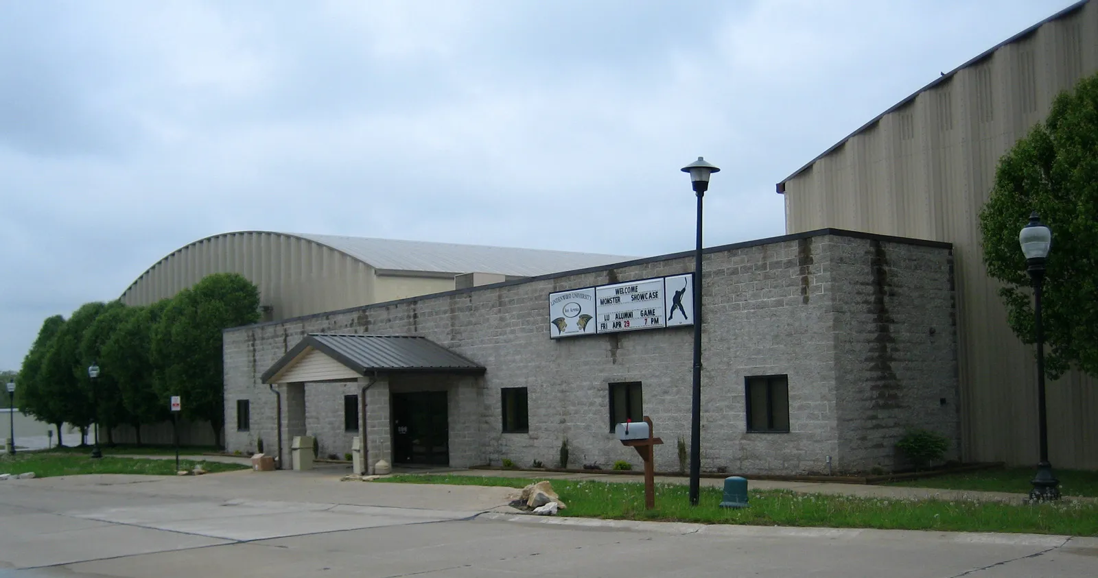 Un letrero de letras intercambiables en la fachada de piedra gris — Wentzville Ice Arena