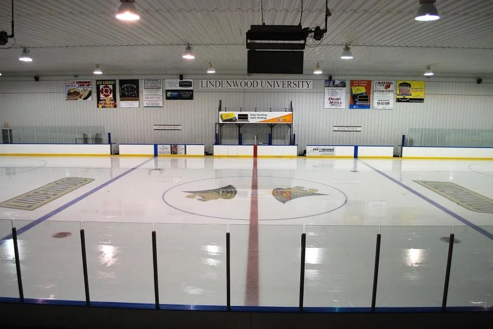 Logotipo del centro de la pista entre las bancas de local y visitante — Wentzville Ice Arena