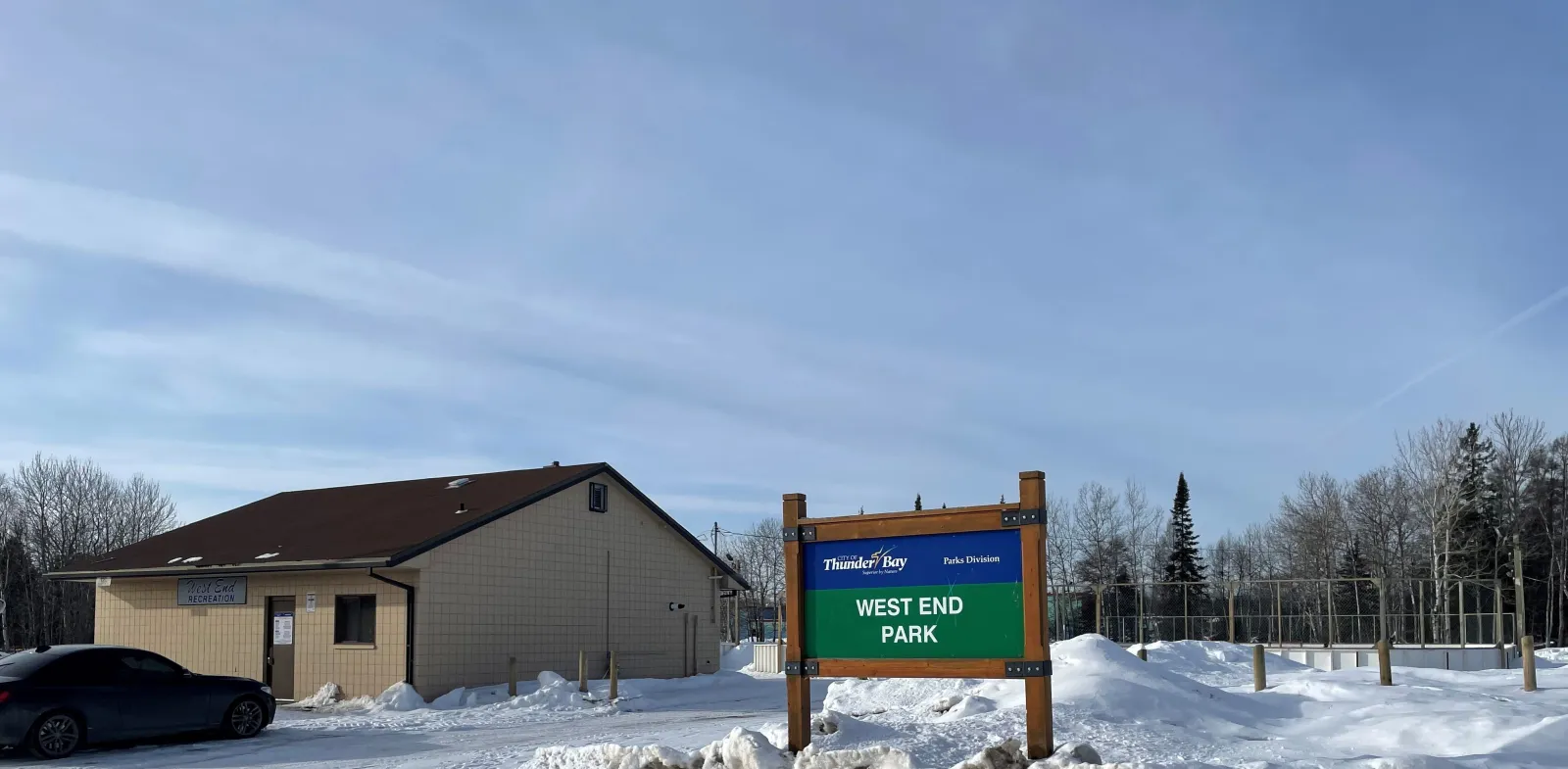 La caseta de West End Park y el letrero del parque junto a la pista — West End Park Outdoor Rinks