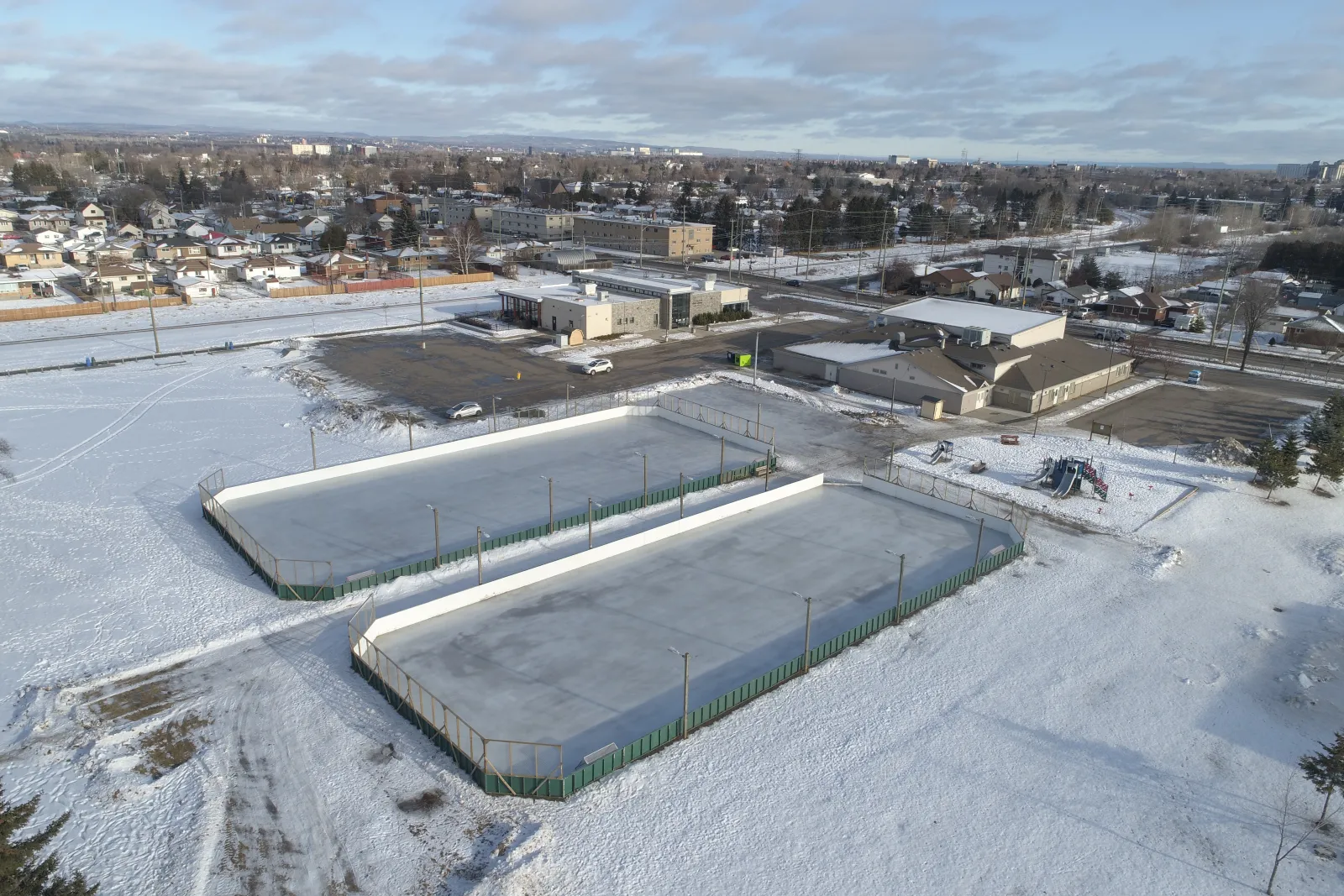 Vista aérea de las pistas con vallas del West Thunder Community Centre a la luz del día — West Thunder Community Centre Outdoor Rinks