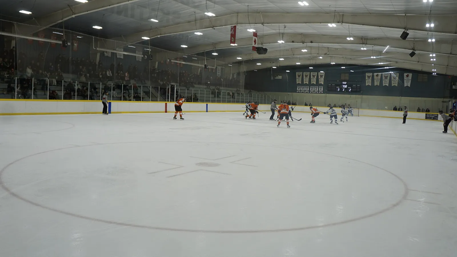 Un partido en el hielo de la Wheatley Arena. — Wheatley Arena