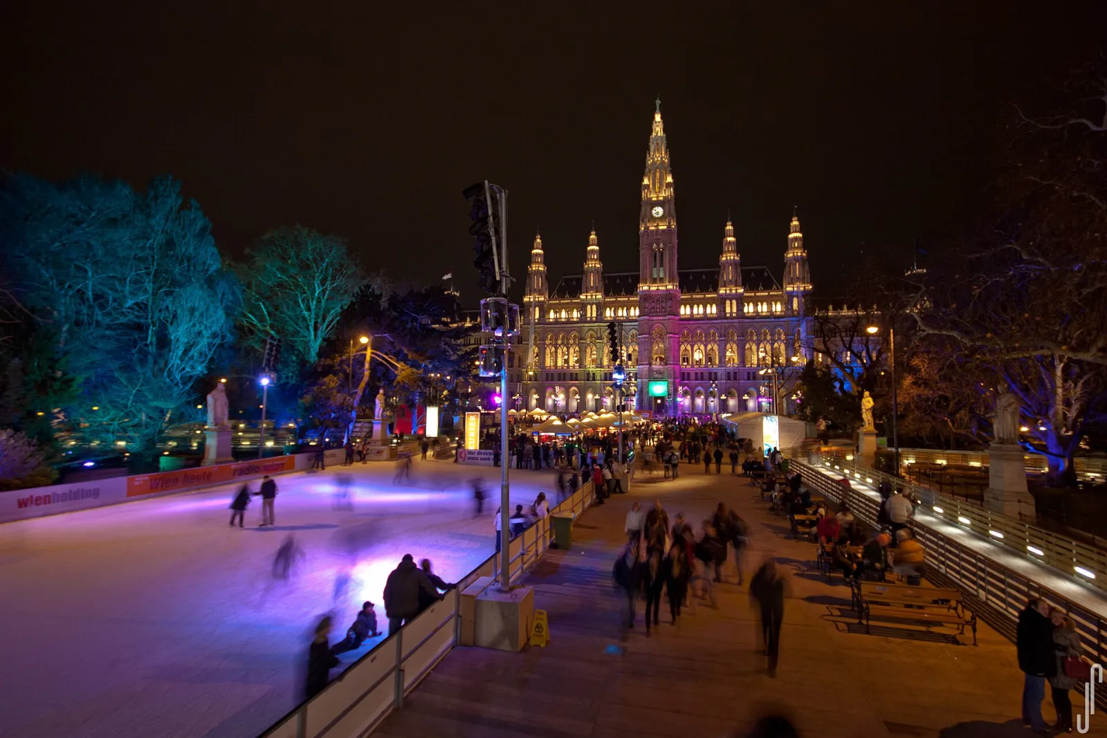 Skaters on the Wiener Eistraum in front of the illuminated Vienna City Hall — Wiener Eistraum