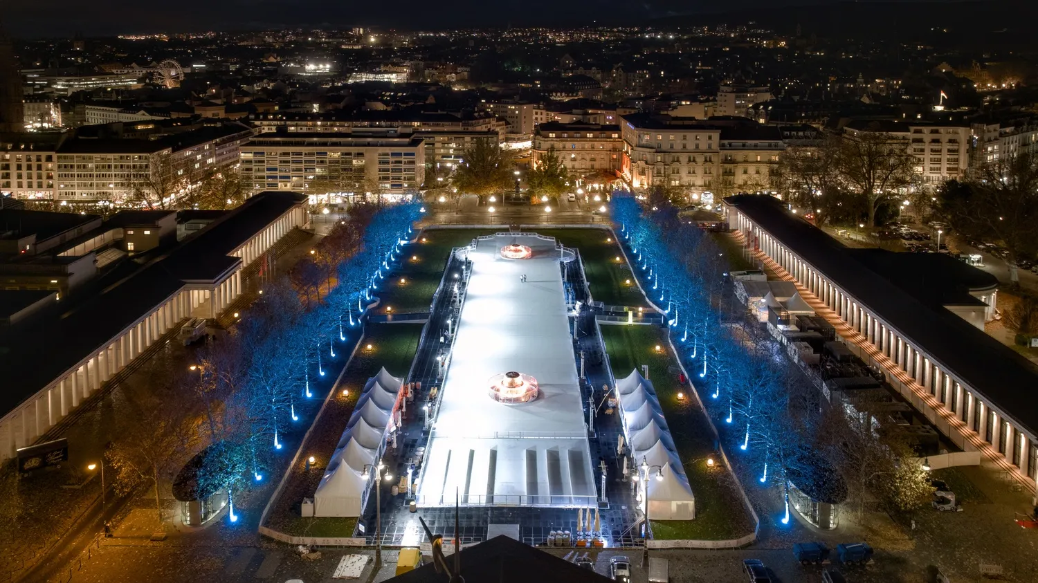 Luftaufnahme der Eisbahn auf dem Bowling Green zwischen den Kolonnaden des Kurhauses bei Nacht – Wiesbaden on Ice