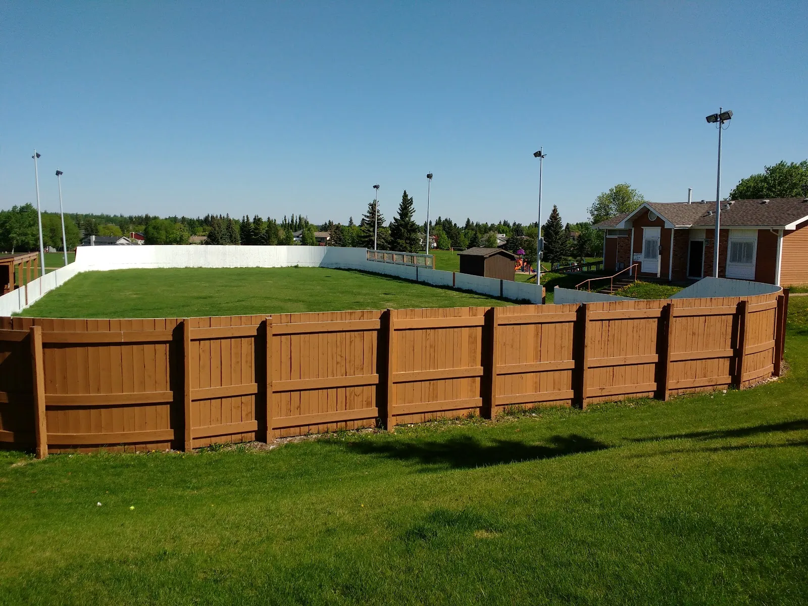 The outside of Willoughby Park Outdoor Rink, in a photo from its Google Maps listing. — Willoughby Park Outdoor Rink