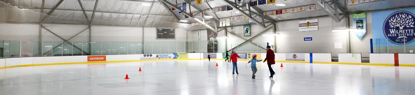 Un patinaje público bajo las mantas de campeonato — Centennial Ice Rinks (Wilmette)