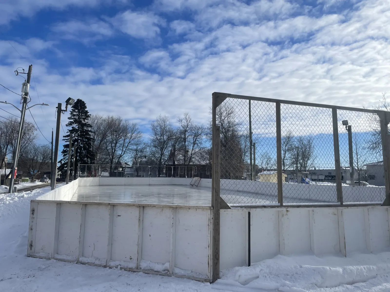 Las vallas y el extremo de malla de alambre de la pista de Wilson Street Park — Wilson Street Park Outdoor Rink