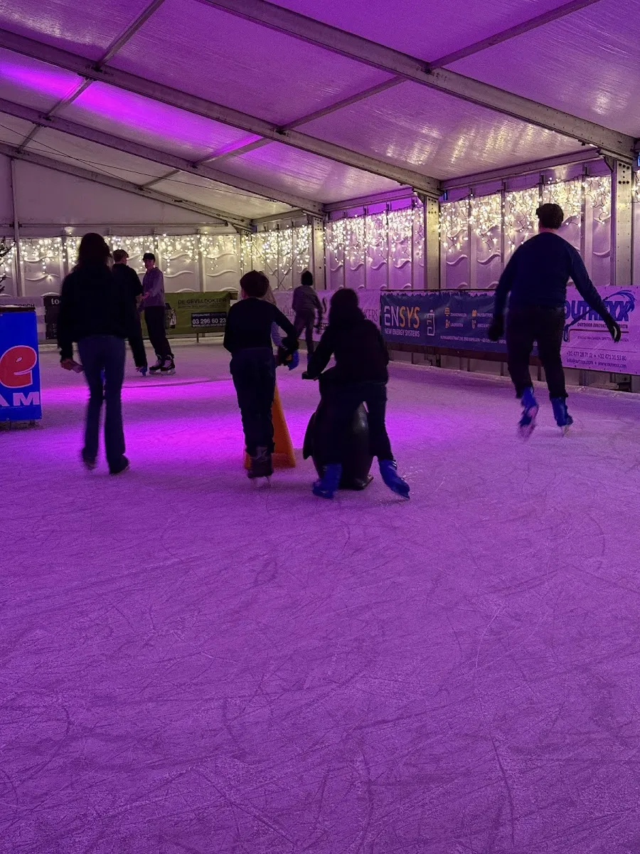 Skaters on the purple-lit ice inside the Winterdorp Schilde tent – Winterdorp Schilde