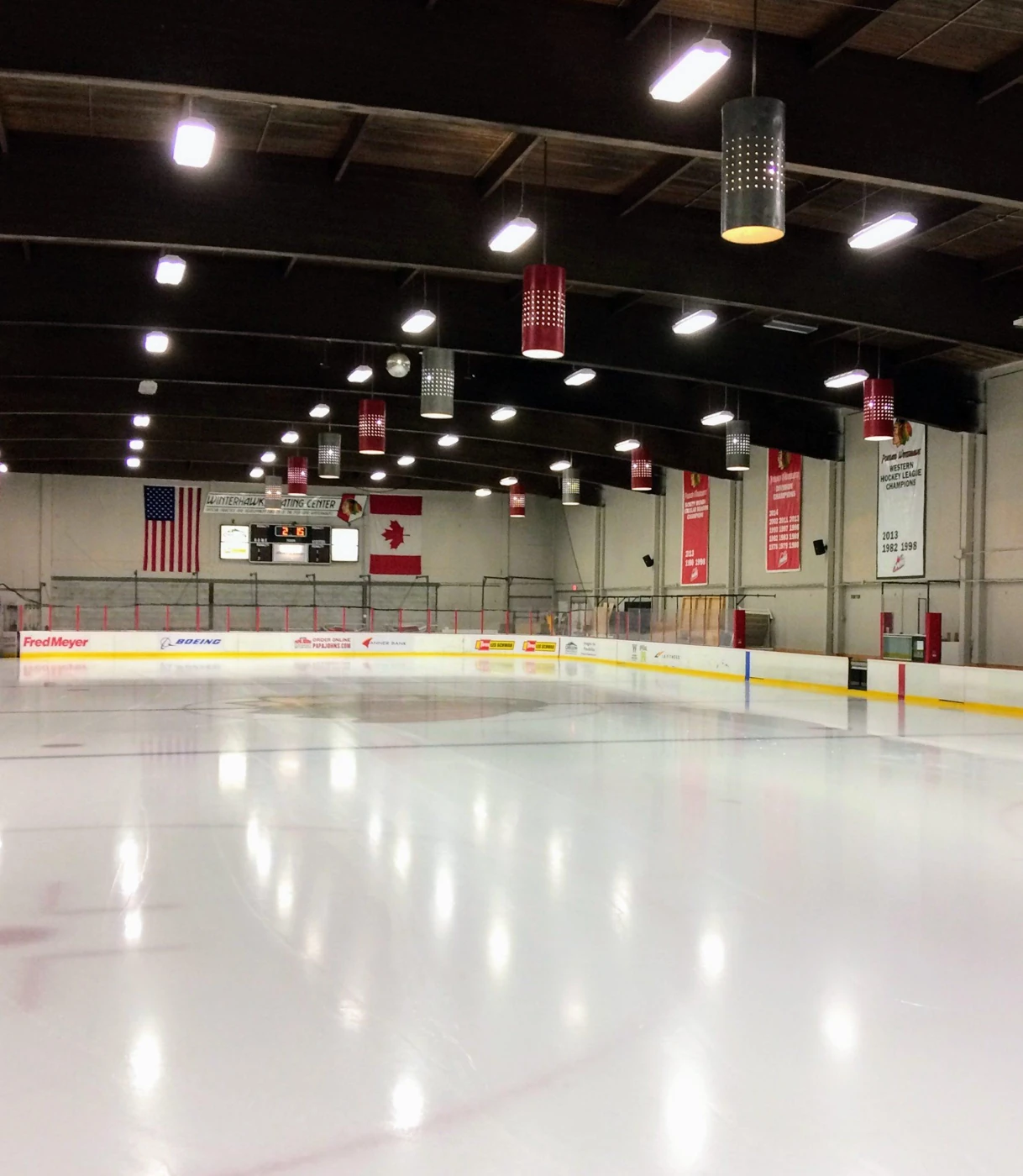 El hielo bajo el techo de vigas de madera de Winterhawks ICE Center – Beaverton. — Winterhawks Ice Center - Beaverton