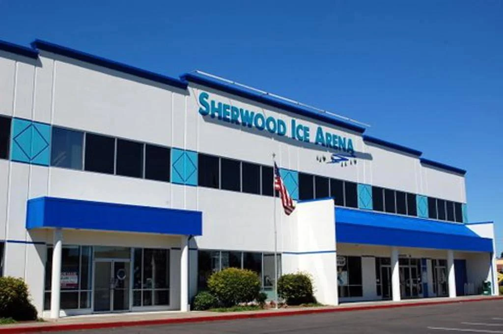 El edificio de Sherwood con su letrero anterior de Sherwood Ice Arena. — Winterhawks Ice Center - Sherwood