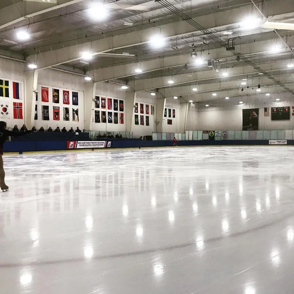 La superficie de hielo y los asientos para espectadores de Winterhawks ICE Center – Sherwood. — Winterhawks Ice Center - Sherwood