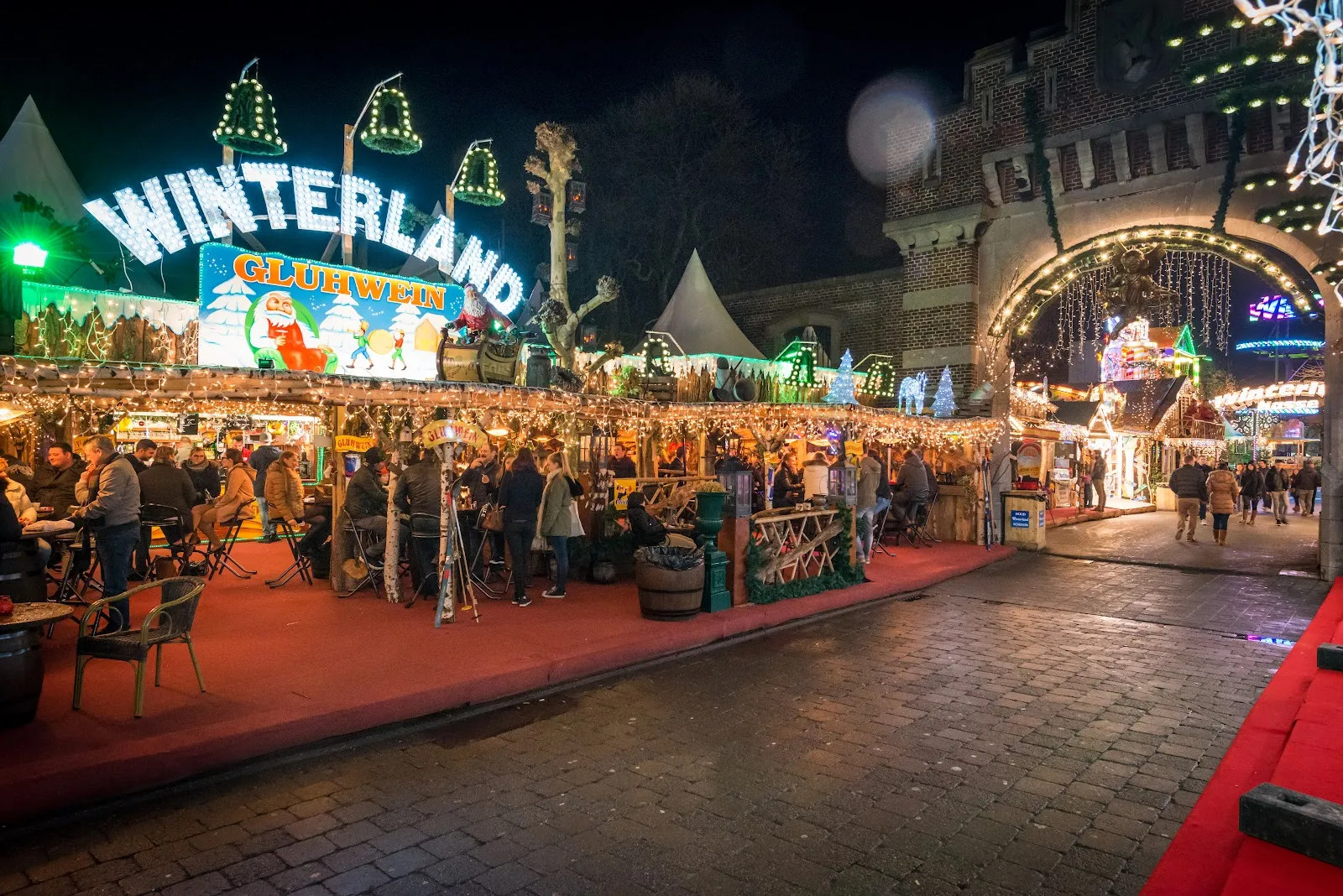 The lit entrance arch of Winterland Hasselt on the Kolonel Dusartplein — Winterland Hasselt
