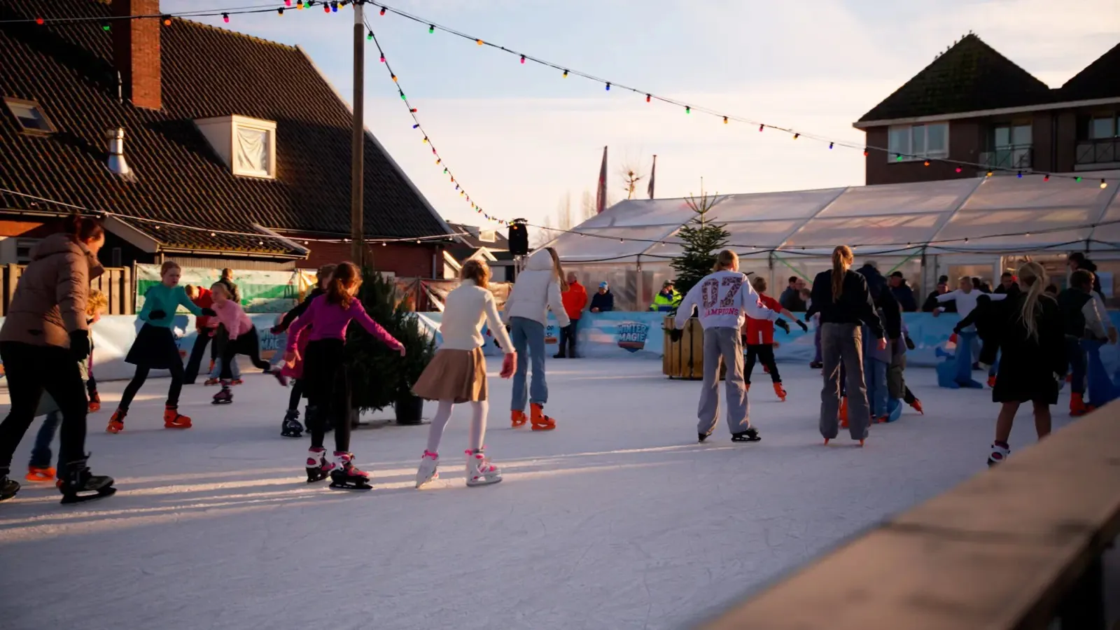 Schaatsers op de echt-ijsbaan van WinterMagie op het Tilanusplein in Vriezenveen – WinterMagie Vriezenveen (Tilanusplein)