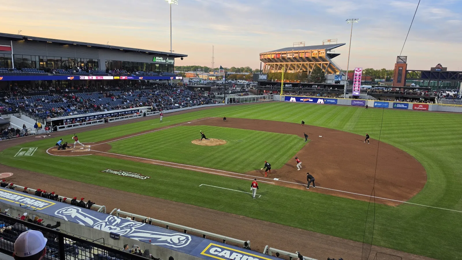 CarMax Park, el estadio de béisbol de Richmond que cada temporada navideña alberga WinterWorld y su pista de hielo — WinterWorld Ice Rink at CarMax Park