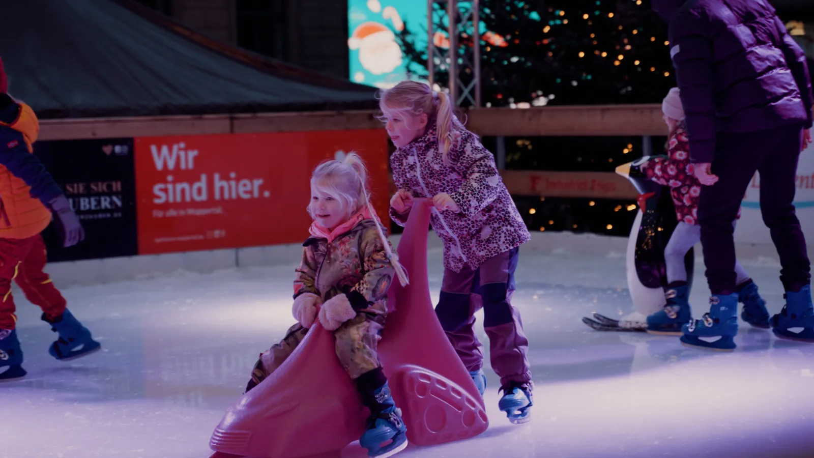 Der Wuppertaler Winterzauber auf dem Laurentiusplatz bei Nacht, die Eisbahn in der Mitte. – Wuppertaler Winterzauber