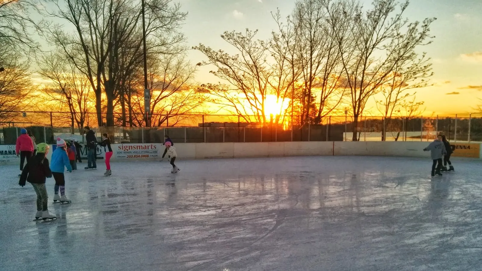 La WPAL Rink en Longshore al atardecer, con patinadores en el hielo al aire libre (foto del listado de Google Maps) — WPAL Rink at Longshore